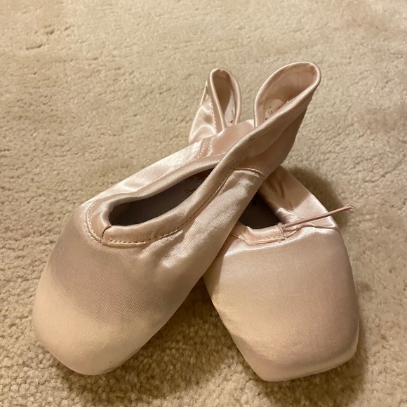 Pointe shoes + free items - Picture 1 of 5
